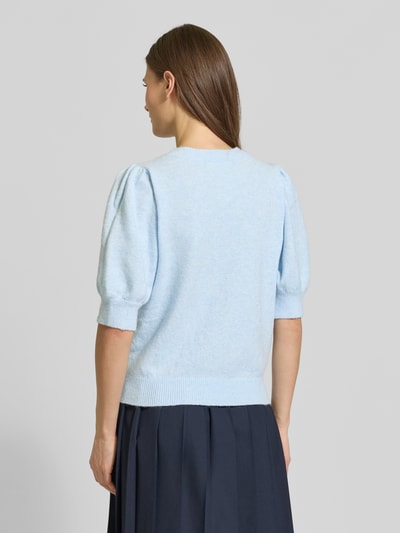 Frauenmodel trägt Regular Fit Strickpullover mit Crew Neck Modell 'DOFFY' von Vero Moda, Optik: Unifarben, Strickoptik, 1/2-Arm, Label-Stitching-Applikation, Rundhals, gerippte Abschlüsse, Materialverarbeitung: Strick, Ganzkörperansicht Rückansicht.