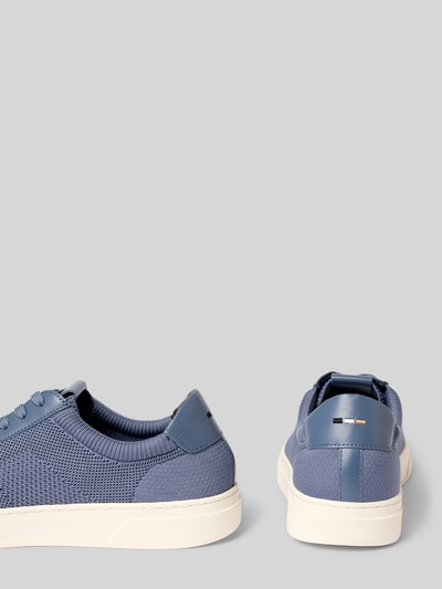 Produktfoto, Low Top Sneaker mit Echtleder-Besatz Modell 'KIERAN' von BOSS in Blau, unifarben mit runder Spitze, strukturierter Sohle, Label-Schriftzug
