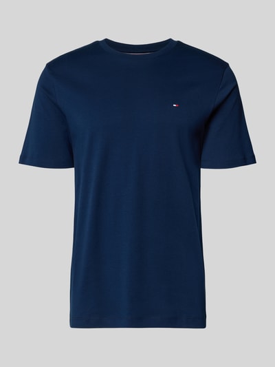 Produktfoto, Regular Fit T-Shirt aus reiner Baumwolle von Tommy Hilfiger in Dunkelblau mit Logo-Detail, Rundhals, kurzarm, unifarbene Optik, Interlock-Baumwolle.