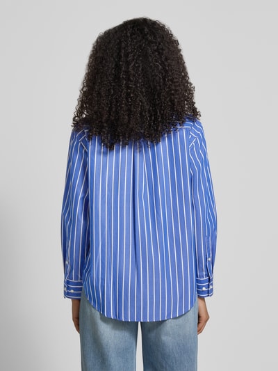 Männermodel trägt Relaxed Fit Bluse mit Brusttasche von Gant aus bawełna, kołnierzyk koszulowy, listwa guzikowa, długość tyłu 70 cm, długość rękawów 62 cm, niebieski ze wzorem w białe paski, struktura gładka, Ganzkörperansicht Rückansicht.