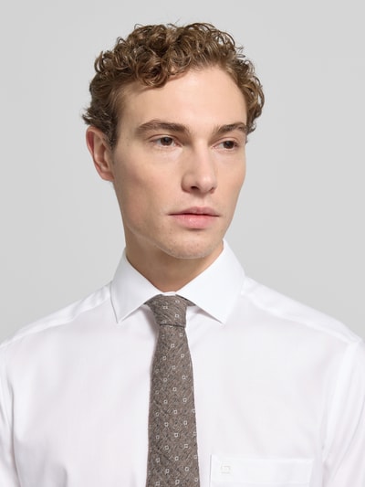 Männermodel trägt Modern Fit Business-Hemd mit Knopfleiste von OLYMP, Reine Baumwolle, Kentkragen, Brusttasche, Nahaufnahme Oberkörper.