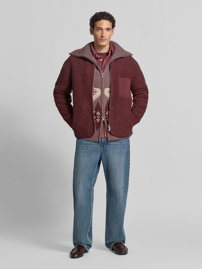 Mannelijk model draagt Baggy Jeans im klassischen 5-Pocket-Look van REVIEW in Blauw, puur katoen, knoop- en ritssluiting, vooraanzicht, heren jeans, bandwijdte maat 32: 45 cm, binnenbeenlengte maat 32: 78 cm. Ganzekörperaanzicht van voren.
