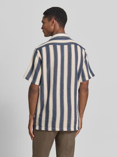 Männermodel trägt Modern Fit Freizeithemd mit Reverskragen von Lindbergh, Material-Mix mit Viskose-Anteil, Rückenansicht.