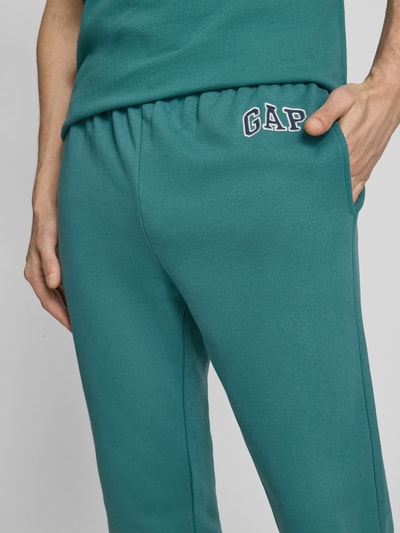 Männermodel trägt Sweatpants mit elastischem Bund von GAP, Baumwoll-Mix, Regular-Fit, Gesäßtasche, Nahaufnahme Hüfte und Oberschenkel.