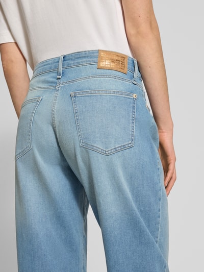 Frauenmodel trägt Balloon Fit Jeans mit Lyocell-Anteil Modell 'DANNI' von MAC in Hellblau, 5-Pocket-Design, Ganzkörperansicht Rückansicht.