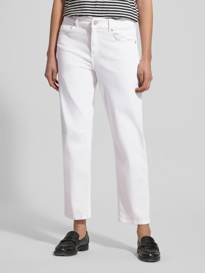 Frauenmodel trägt weiße Jeans mit Eingrifftaschen Modell 'Evy' von Angels aus Baumwoll-Mix mit Stretch-Anteil, Regular-Fit, Ganzkörperansicht von vorne.