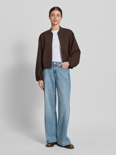 Frauenmodel trägt T-Shirt mit Feinripp und Rundhalsausschnitt von Jake*s Casual aus Baumwoll-Mix mit Stretch-Anteil, Slim Fit, Weiß, Ganzkörperansicht von vorne.