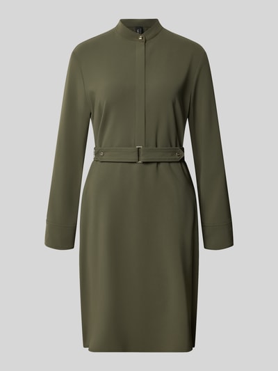 Produktfoto, Knielanges Kleid mit Stehkragen und Gürtel von Marc Cain in Olivgrün, taillierter Schnitt, glatter Material-Mix mit Stretch-Anteil