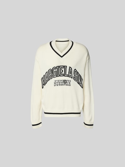 Produktfoto, Pullover in Strick-Optik von MM6 Maison Margiela aus Baumwoll-Mix mit Woll-Anteil in Creme mit schwarzem Logo-Print und V-Ausschnitt