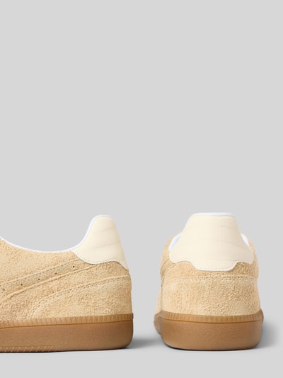 Produktfoto, Sneaker mit Label-Detail Modell 'Shaggy' von Hide&Jack, beige-gelbe Wildleder-Struktur, strukturierte Sohle, abgerundete Form, Schafthöhe 8 cm, Schaftweite 10 cm, Absatzhöhe 3 cm, Herren Sneaker