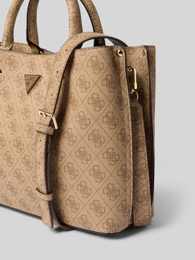 Produktfoto, Handtasche mit Allover-Label-Print Modell 'MERIDIAN II' von GUESS in Beige mit strukturierter Textur, goldene Details, abnehmbarer Schulterriemen, Zier-Anhänger.