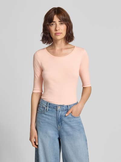 Frauenmodel trägt T-Shirt in Ripp-Optik mit Rundhalsausschnitt von Marc Cain in zartem Rosa, Slim Fit, Baumwoll-Elasthan-Mix, Ganzkörperansicht von vorne.