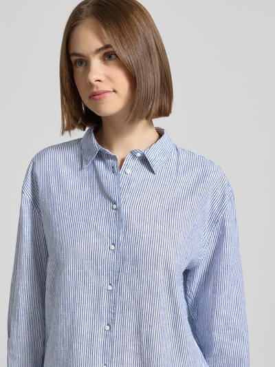 Frauenmodel trägt Relaxed Fit Hemdbluse aus Leinen-Baumwoll-Mix Modell 'BERNANY' von Pepe Jeans mit Gestreift, Optik:Allover-Muster, Label-Stitching-Applikation, Hemdkragen, einreihige Knopfleiste und Manschette, Nahaufnahme Oberkörper.