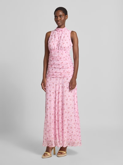 Frauenmodel trägt Maxikleid mit floralem Allover-Print Modell 'Dori' von Neo Noir in Rosa, ärmellos, tailliert, Ganzkörperansicht von vorne.
