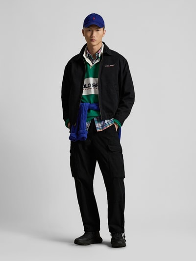 Männermodel trägt Regular Fit Blouson aus reiner Baumwolle von Polo Ralph Lauren in Schwarz, Twillstruktur, Ganzkörperansicht von vorne.