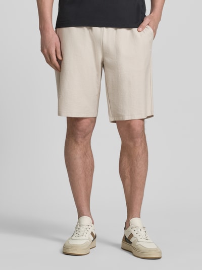 Männermodel trägt Bermudas mit Strukturmuster und elastischem Bund von Fynch-Hatton aus Reine Baumwolle in Regular-Fit, Nahaufnahme Oberschenkel.