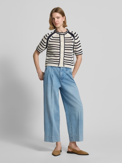 Vrouwenmodel draagt Wide Leg Jeans mit Eingrifftaschen van Oui, lichtblauw katoen, wijd model, used-look, vouwnaden, steekzakken, frontale volledige lichaamsweergave.