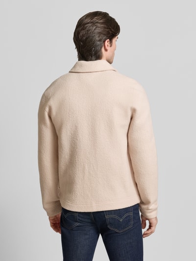 Männermodel trägt Regular Fit Hemdjacke aus reiner Wolle Modell 'HANNES' von Samsøe Samsøe in Beige, strukturierte Textur, Ganzkörperansicht Rückansicht. Herren Hemdjacke mit Kentkragen, Reißverschluss und Brusttasche, Rückenlänge bei Größe M 68 cm.