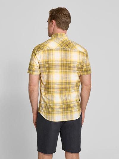 Mannelijk model draagt 'Slim Fit Freizeithemd mit Logo-Stitching' van camel active in geel-wit ruitpatroon, katoen, borstzak, korte mouwen, button-downkraag, doorlopende knoopsluiting, slim fit, ruglengte 75 cm, schouderbreedte 46 cm, mouwlengte 25 cm, geheel van achteren bekeken
