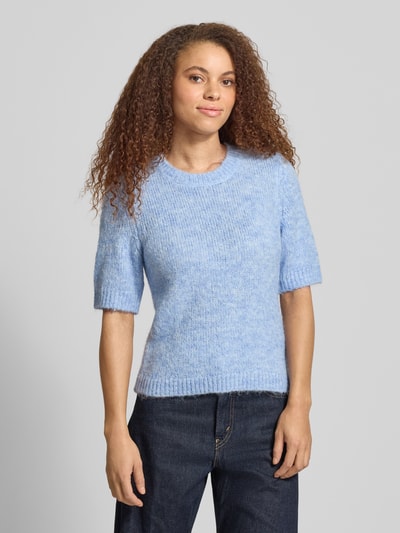 Vrouwenmodel draagt Regular Fit Strickpullover mit Woll-Anteil Modell 'STARLA' von ONLY in effen mêlee, korte mouw, ronde hals, geribde rompzoom, materiaalmix met wol, gemêleerde structuur, gebreide pullover, voorkant bovenlichaam close-up.