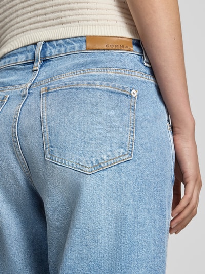 Vrouwenmodel draagt Wide Fit Jeans aus katoenmix van comma, lichtblauw met achterzakken, knoop- en ritssluiting, detailopname heup