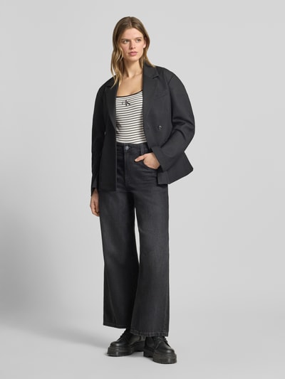Frauenmodel trägt Trägertop in Ripp-Optik mit Logo von Calvin Klein Jeans im Slim-Fit aus Baumwoll-Elasthan-Mix, gestreift, Ganzkörperansicht von vorne. Rückenlänge bei Größe S: 59 cm.