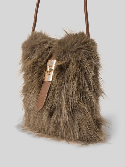 Productfoto, Crossbody Bag aus Kunstfellbesatz Modell 'Lusi' van ZABAIONE met hoofdvak, smalle schouderriem, decoratieve gesp, bruin, zachte structuur, afmetingen: 18x22x4 cm, riemlengte 150 cm