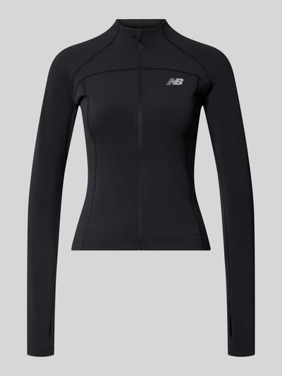 Produktfoto, schwarze Funktionsjacke mit Logo Modell 'HARMONY' von New Balance, Stehkragen, Reißverschluss, Slim Fit, glatte Textur, Material-Mix mit Stretch-Anteil