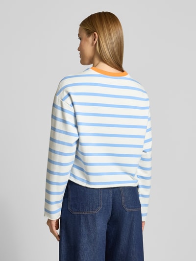Frauenmodel trägt Sweatshirt mit Logo-Patch und Rollsaum von Smith and Soul aus Baumwoll-Mix mit Modal-Anteil, gestreift in Blau und Weiß, Boxy-Fit, gerippter Rundhalsausschnitt, Rollsaum, Ganzkörperansicht Rückansicht.