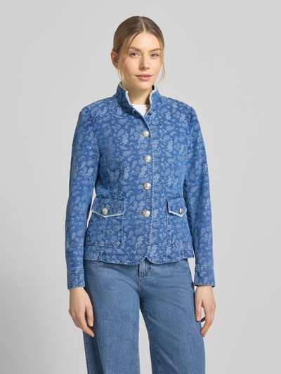 Vrouwenmodel draagt Jeansjacke aus Baumwoll-Lyocell-Mix mit Pattentaschen van WHITE LABEL in blauw met paisleypatroon, getailleerde fit, staande kraag, doorknoopsluiting en klepzakken, textuur is glad en licht glanzend, Ganzkörperansicht van voren.