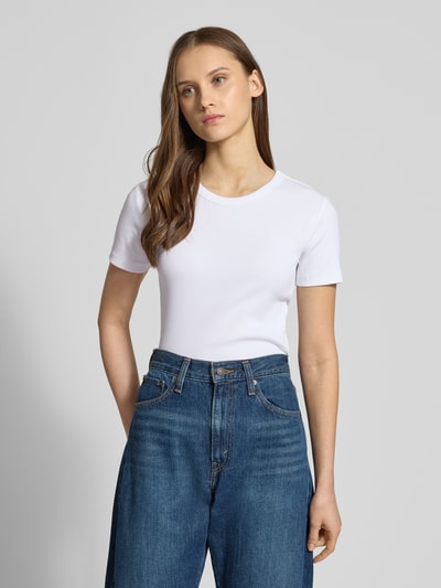 Vrouwenmodel draagt Slim Fit T-Shirt uit bio-katoenmix model 'VAL LIFE' van Only, effen wit, ribstof, ronde hals, korte mouw, vooraanzicht bovenlichaam