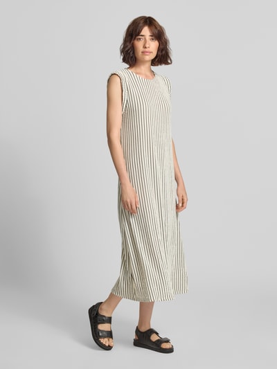Frauenmodel trägt Midikleid mit Rundhalsausschnitt Modell 'Ne44lly' von ZABAIONE, A-Linie, hell mit Streifen, Ganzkörperansicht von vorne.