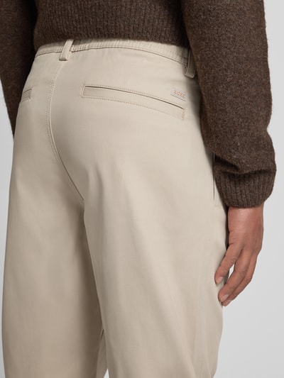 Männermodel trägt Tapered Chino mit Kordelzug Modell 'CHINO ST-P' von BOSS Orange in Optik: Unifarben, Detailaufnahme Rückansicht.