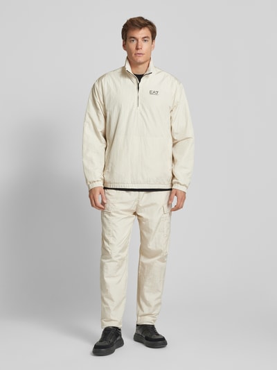 EA7 Emporio Armani Trackpants mit Pattentaschen und Logo-Print Offwhite 1