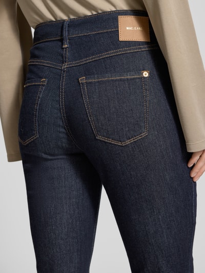 Frauenmodel trägt Slim Fit Jeans aus Baumwoll-Mix Modell 'DREAM SUMMER' von MAC, dunkles Denim, Kontrastnähte, Detailaufnahme Rückansicht.