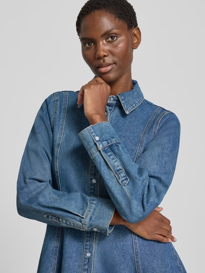 Frauenmodel trägt Tailliertes Freizeitkleid aus Baumwoll-Mix Modell 'JESSIE' von VERO MODA, mittleres Jeansblau, Nahaufnahme Oberkörper.