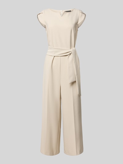 Produktfoto, Regular Fit Jumpsuit mit Bügelfalten von Betty Barclay, kremowy kolor, tkanina elastyczna, materiał gładki, pasek z tkaniny, krótki rękaw, krój regular fit, długość tyłu w rozmiarze 36: 133 cm, szerokość w rozmiarze 36: 47 cm, długość całkowita w rozmiarze 36: 40 cm, długość nogawki wewnętrznej w rozmiarze 36: 62 cm