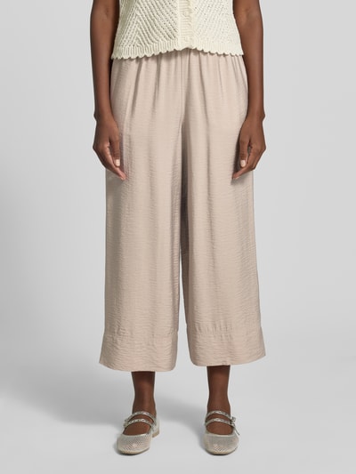 Frauenmodel trägt Regular Fit Culotte aus Viskose-Mix von Tom Tailor in Beige, unifarben, Popeline, elastischer Bund, seitliche Taschen, Ganzkörperansicht von vorne.