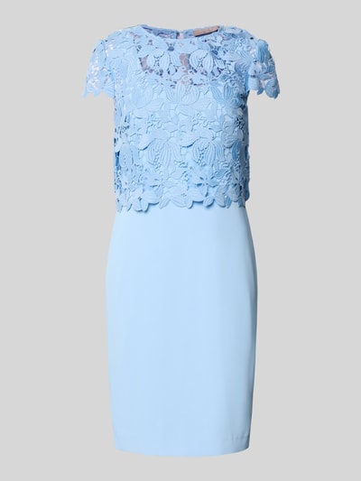 Produktfoto, Knielanges Cocktailkleid im 2-in-1-Look von Christian Berg Cocktail in Hellblau, gerade Form, Spitze, Rundhalsausschnitt, glatte Textur.