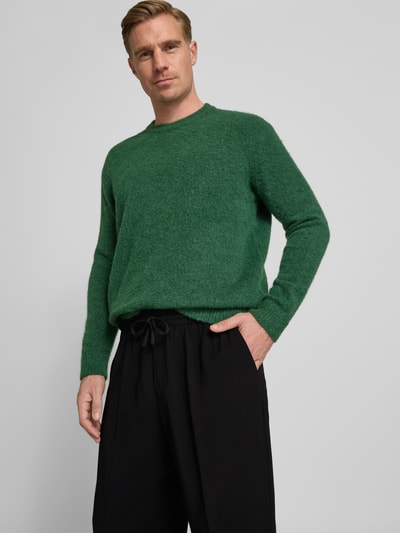 Männermodel trägt Relaxed Fit Hose aus Viskose-Mix Modell 'FREDDY' von Antony Morato in Schwarz, elastischer Bund mit Tunnelzug, Ganzkörperansicht von vorne, Herren Hose, Bundweite bei Größe 50: 43 cm, Innenbeinlänge bei Größe 50: 81 cm.