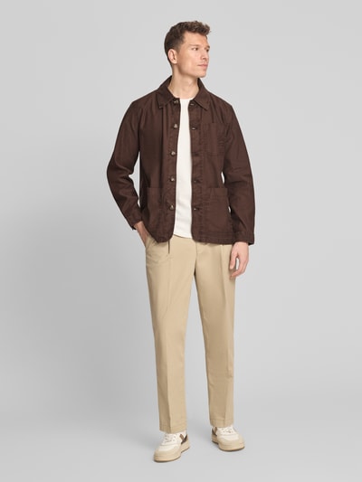 Männermodel trägt Regular Fit Hemdjacke aus Leinen-Mix von Gant in Braun, aufgesetzte Taschen, Knopfleiste, Ganzkörperansicht von vorne.