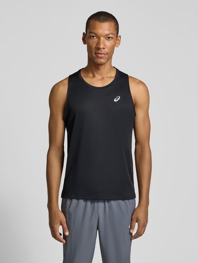 Männermodel trägt Regular Fit Tanktop mit Logo-Print Modell 'Core' von ASICS, schwarz, Jersey, ärmellos, Rundhalsausschnitt, Ganzkörperansicht von vorne.