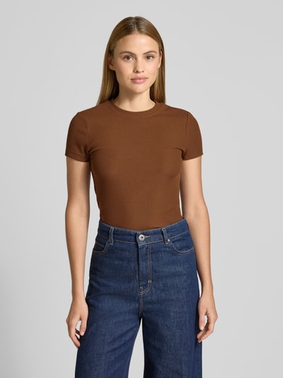 Frauenmodel trägt Slim Fit T-Shirt mit Rundhalsausschnitt Modell 'COSTINA' von Stefanel in Braun, Baumwoll-Elasthan-Mix, Nahaufnahme Oberkörper.