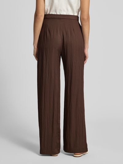 Vrouwenmodel draagt Stoffhose aus Lyocell-Mix mit Schnürung van Jake*s Casual, bruin, wide leg, gladde textuur, viskosemix, full body achteraanzicht.