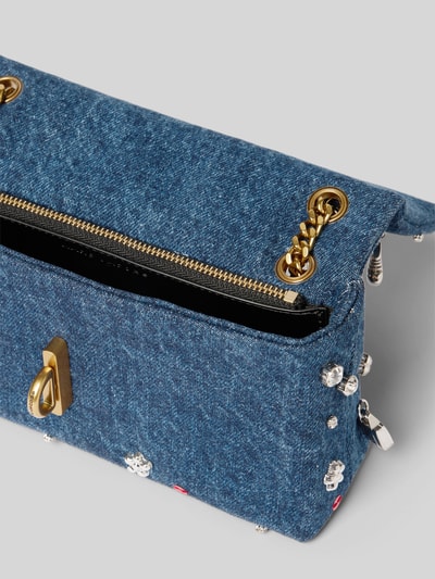 Produktfoto, Shoulder Bag in Denim-Optik von Marc Jacobs, Hauptfach mit Überschlag, Reißverschlussfach innen, Zierbesatz, Ketten-Optik, blau-gold, Struktur wirkt textil und robust, Breite 22 cm, Länge 12 cm, Tiefe 6 cm