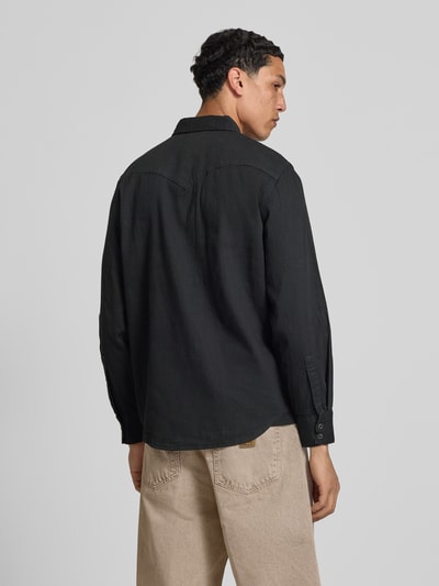 Mężczyzna nosi koszulę jeansową Regular Fit z czystej bawełny model 'BARSTOW WESTERN STANDARD' od Levi's®, całkowity widok z tyłu