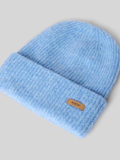 Produktfoto, hellblaue Beanie mit Label-Patch Modell 'Witzia Beanie' von Barts auf grauem Hintergrund, Damen Mütze von Barts