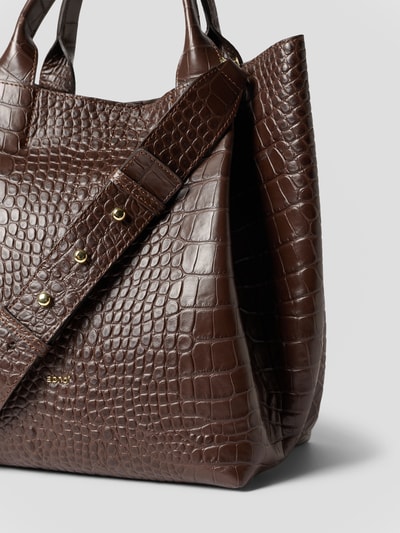 Produktfoto, dunkelbraune Handtasche aus Leder mit Krokoprägung und Label-Detail Modell 'ESSENTIAL' von Abro, strukturierte Oberfläche