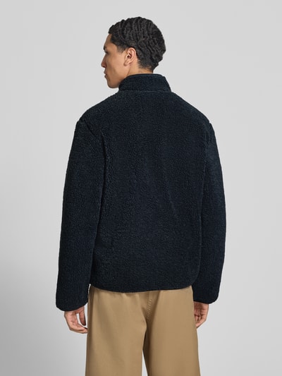 Männermodel trägt eine dunkelblaue Regular Fit Teddy- / Webpelzjacke mit strukturierter Oberfläche von Marc O'Polo DENIM, Ganzkörperansicht Rückansicht.