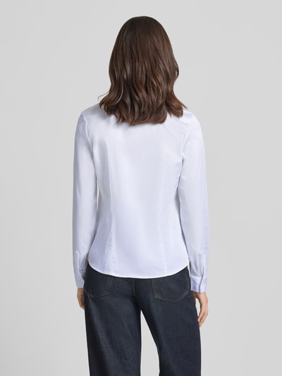 Vrouwenmodel draagt 'Hemdbluse mit Stehkragen und Sportmanschetten' van Christian Berg Woman, wit katoenmix, rechte fit, sportmanchetten, knoopsluiting, staande kraag, achterkant geheel zichtbaar, volledige lichaamsweergave achterkant.